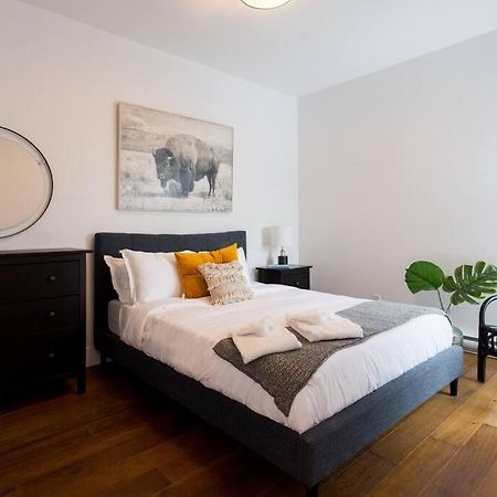 Sleek Condo In The Heart Of Little Italy By Den Stays Montreal Ngoại thất bức ảnh
