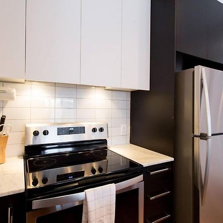 Sleek Condo In The Heart Of Little Italy By Den Stays Montreal Ngoại thất bức ảnh