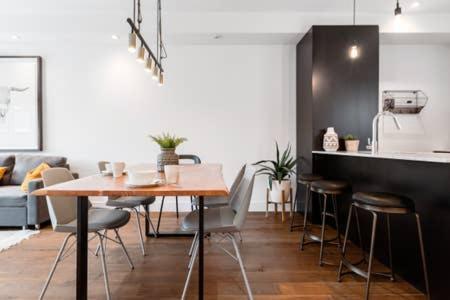 Sleek Condo In The Heart Of Little Italy By Den Stays Montreal Ngoại thất bức ảnh