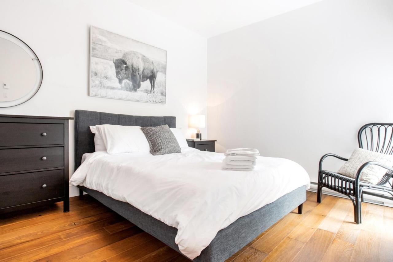 Sleek Condo In The Heart Of Little Italy By Den Stays Montreal Phòng bức ảnh