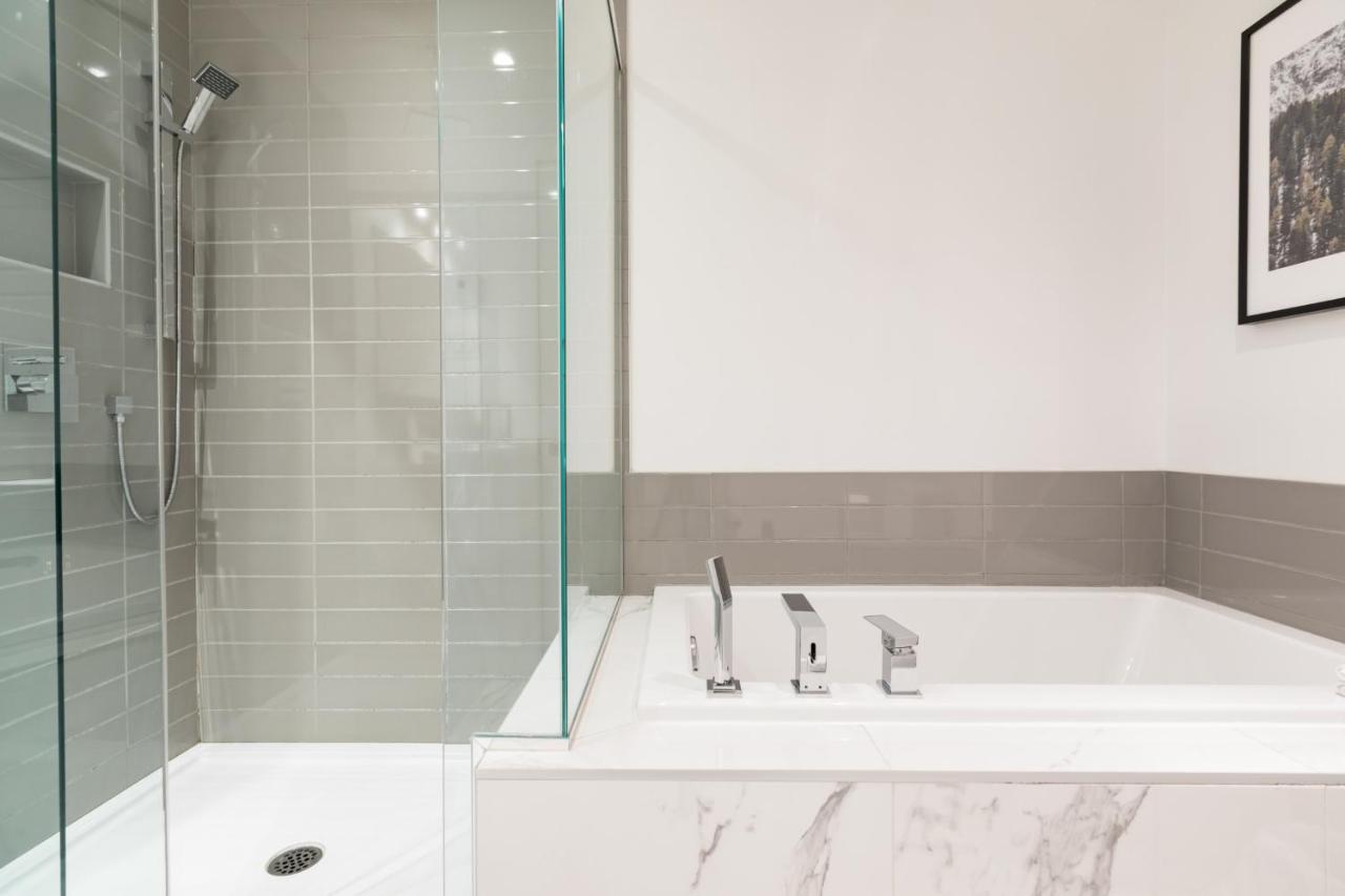 Sleek Condo In The Heart Of Little Italy By Den Stays Montreal Phòng bức ảnh