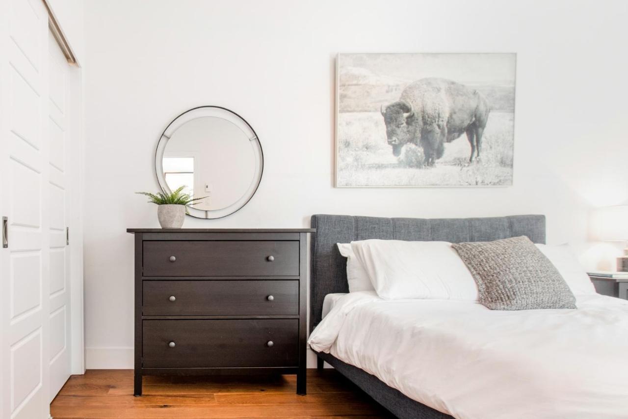 Sleek Condo In The Heart Of Little Italy By Den Stays Montreal Phòng bức ảnh