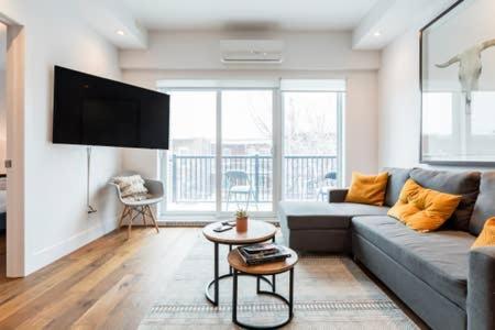 Sleek Condo In The Heart Of Little Italy By Den Stays Montreal Phòng bức ảnh
