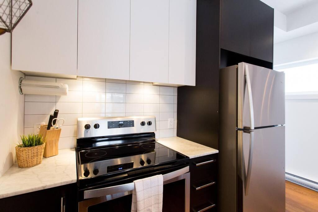 Sleek Condo In The Heart Of Little Italy By Den Stays Montreal Ngoại thất bức ảnh