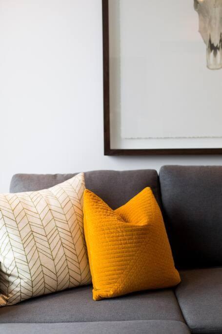 Sleek Condo In The Heart Of Little Italy By Den Stays Montreal Ngoại thất bức ảnh