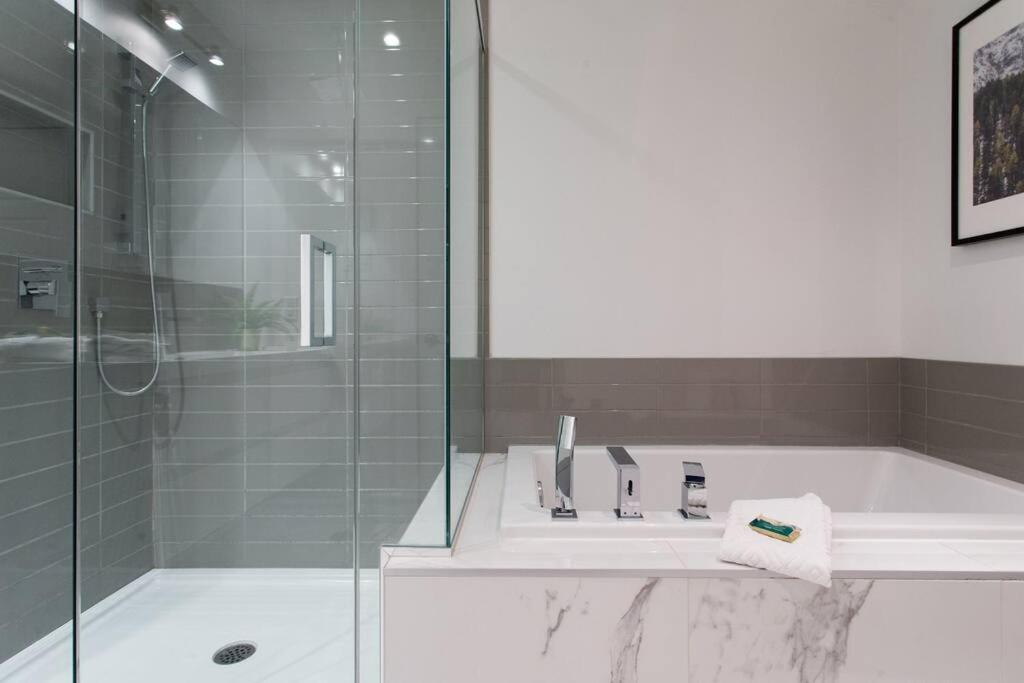 Sleek Condo In The Heart Of Little Italy By Den Stays Montreal Ngoại thất bức ảnh