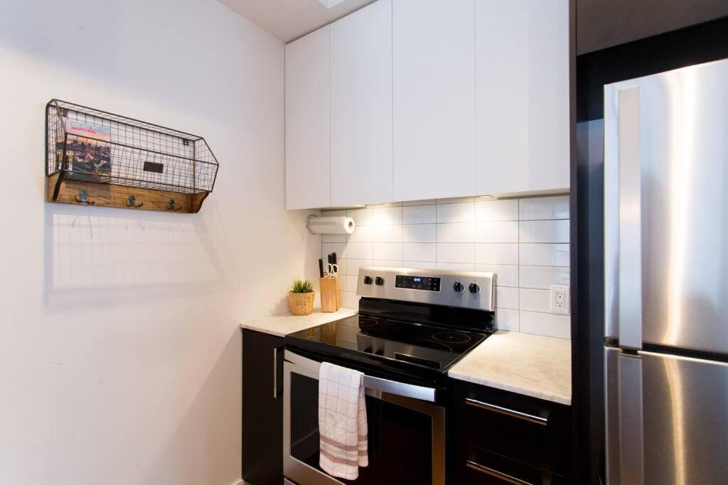 Sleek Condo In The Heart Of Little Italy By Den Stays Montreal Ngoại thất bức ảnh
