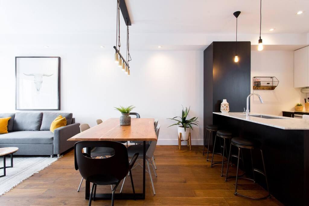Sleek Condo In The Heart Of Little Italy By Den Stays Montreal Ngoại thất bức ảnh