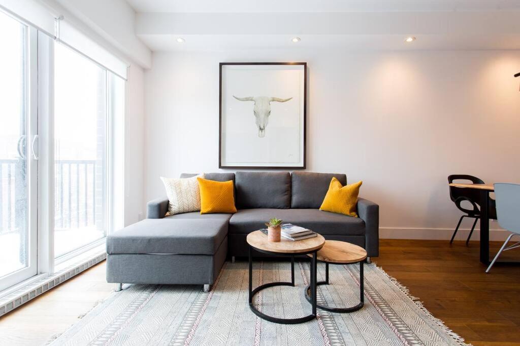 Sleek Condo In The Heart Of Little Italy By Den Stays Montreal Ngoại thất bức ảnh