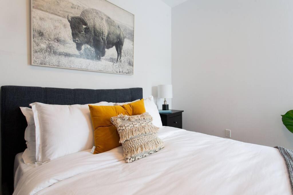 Sleek Condo In The Heart Of Little Italy By Den Stays Montreal Ngoại thất bức ảnh