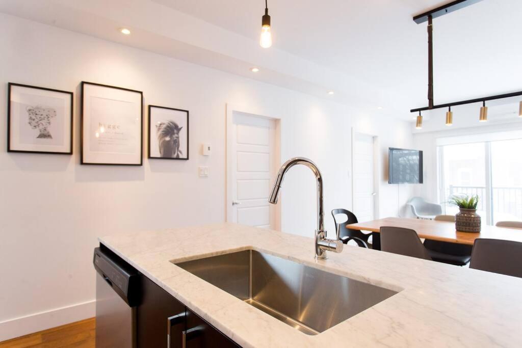 Sleek Condo In The Heart Of Little Italy By Den Stays Montreal Ngoại thất bức ảnh