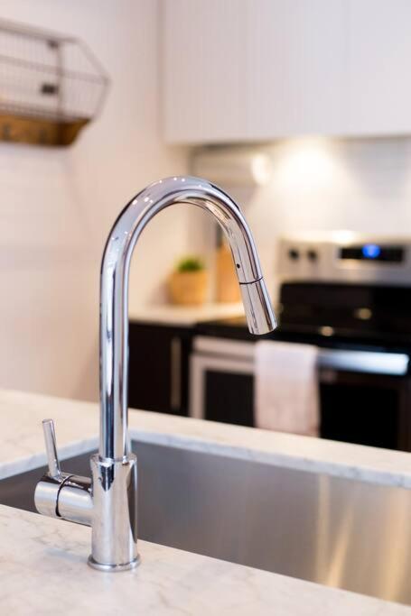 Sleek Condo In The Heart Of Little Italy By Den Stays Montreal Ngoại thất bức ảnh