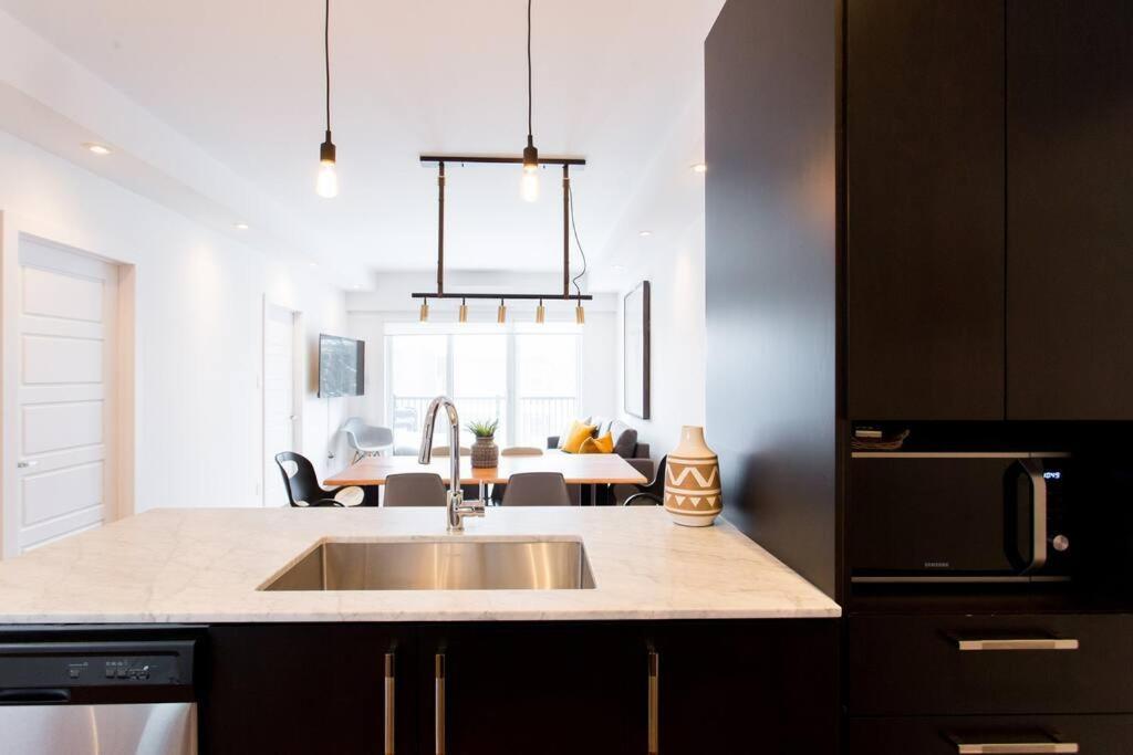 Sleek Condo In The Heart Of Little Italy By Den Stays Montreal Ngoại thất bức ảnh