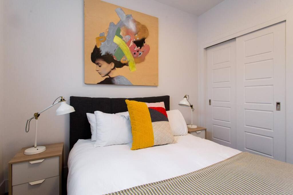 Sleek Condo In The Heart Of Little Italy By Den Stays Montreal Ngoại thất bức ảnh