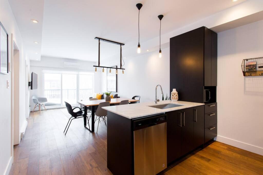 Sleek Condo In The Heart Of Little Italy By Den Stays Montreal Ngoại thất bức ảnh
